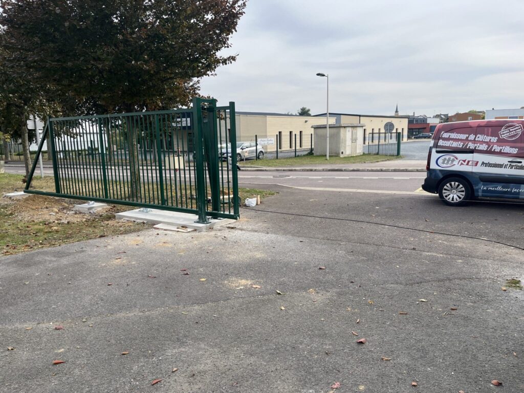 Portail autoportant aluminium dans le Calvados par C.N.E