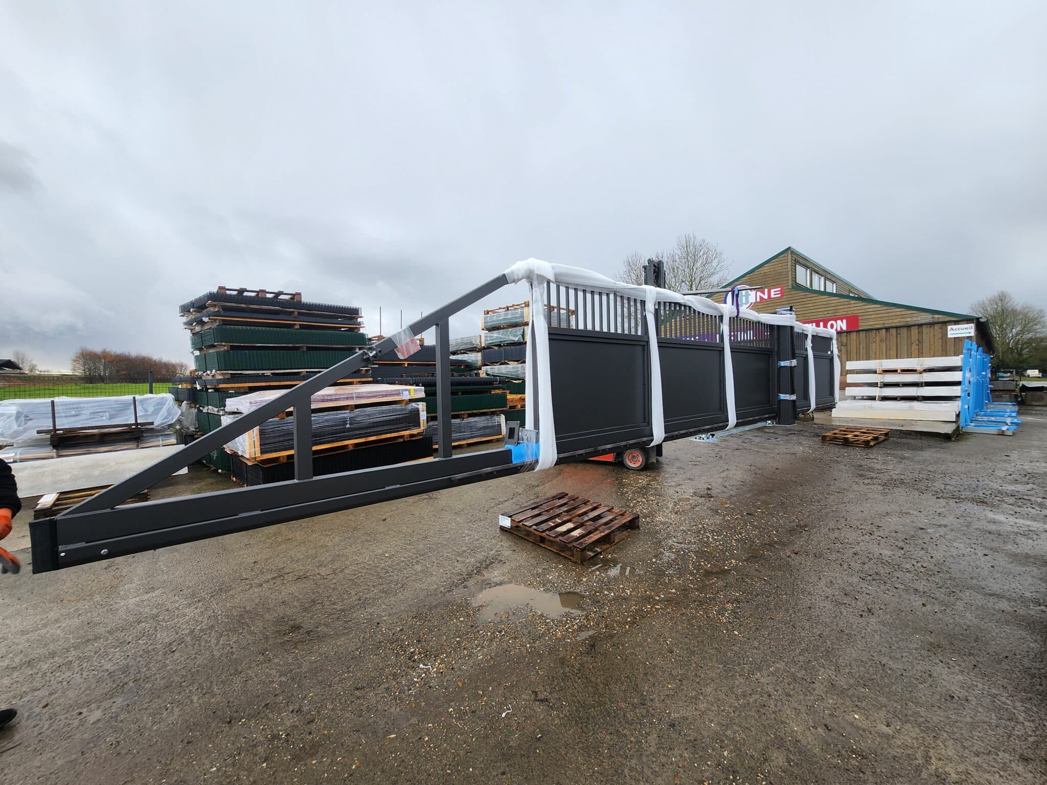 Portail autoportant coulissant installé dans le Calvados par C.N.E