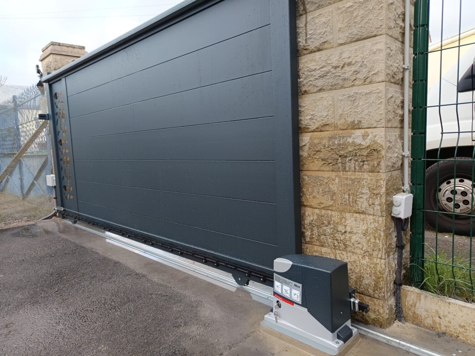 Portail coulissant aluminium installé dans le Calvados par C.N.E