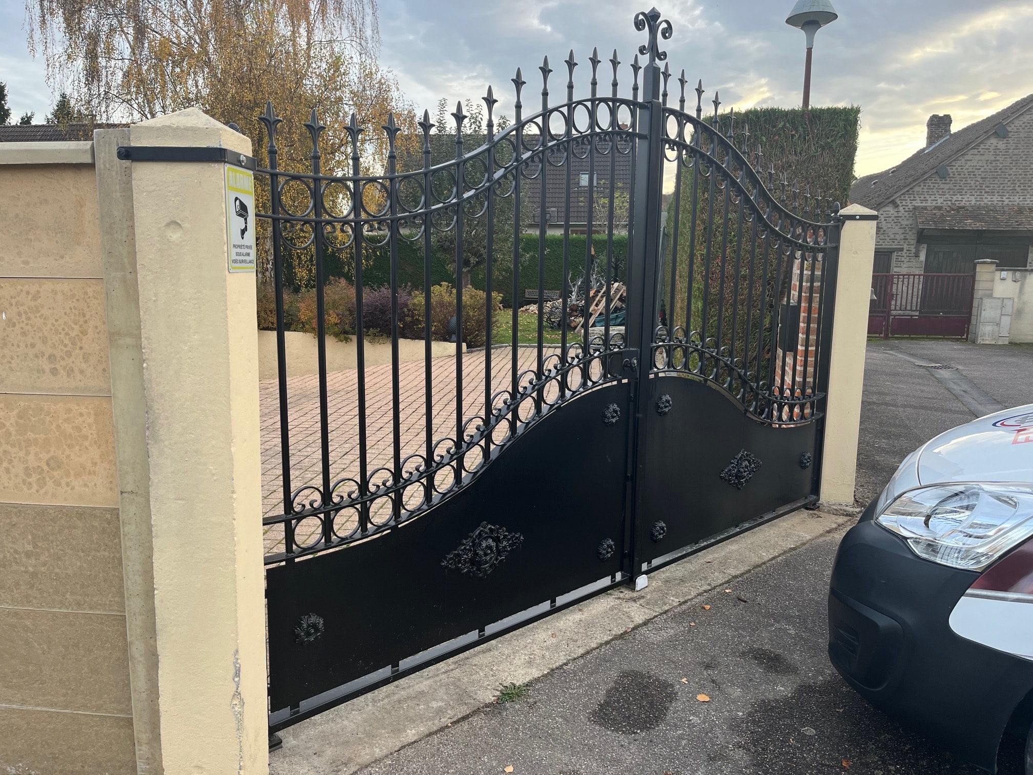 Portail battant aluminium sur mesure posé dans le Calvados par C.N.E