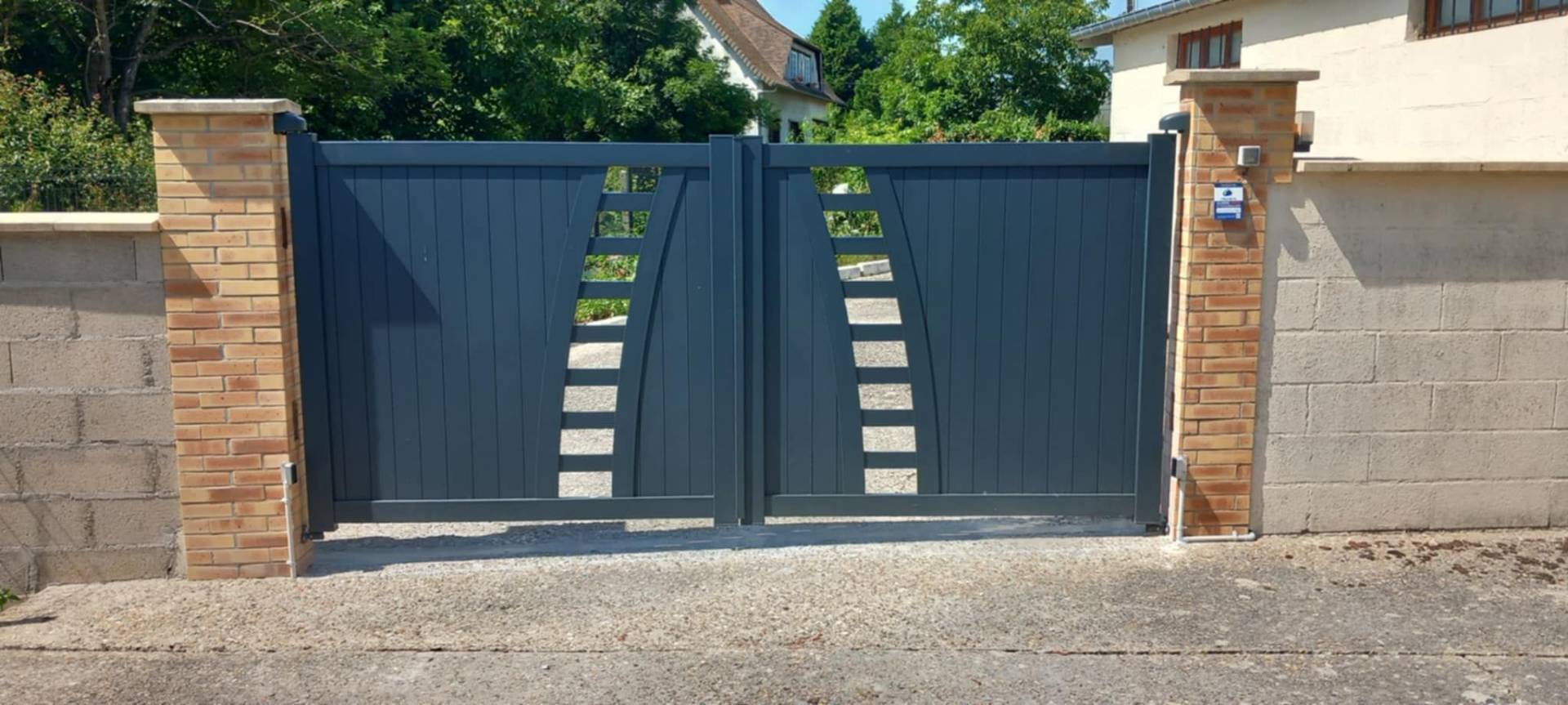 Vente de portail aluminium sur mesure à Lisieux