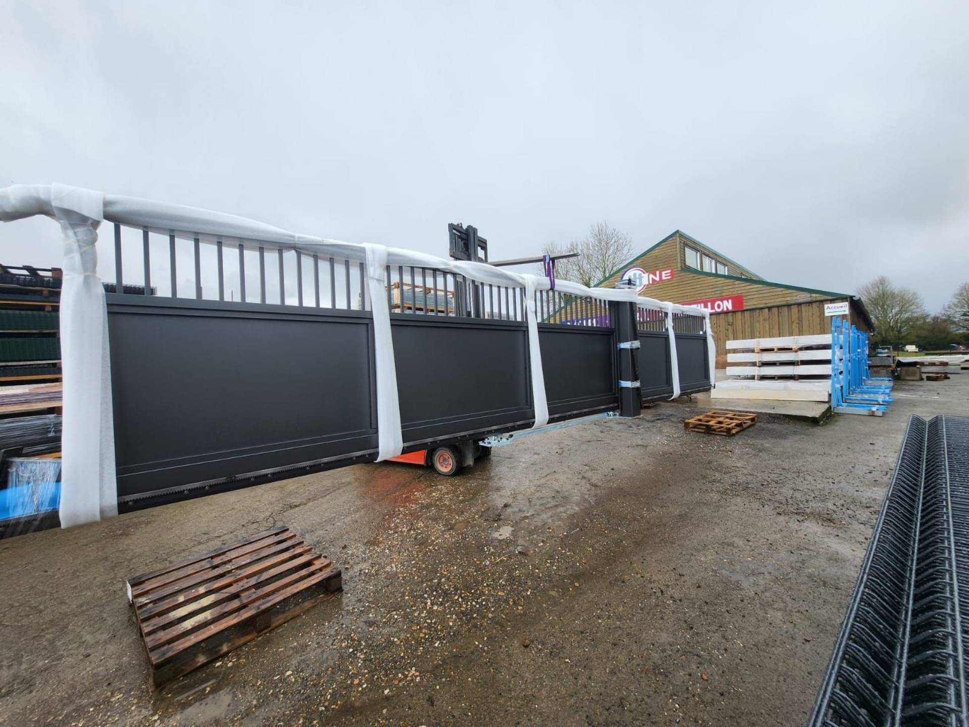 Vente de portail aluminium sur mesure à Carpiquet
