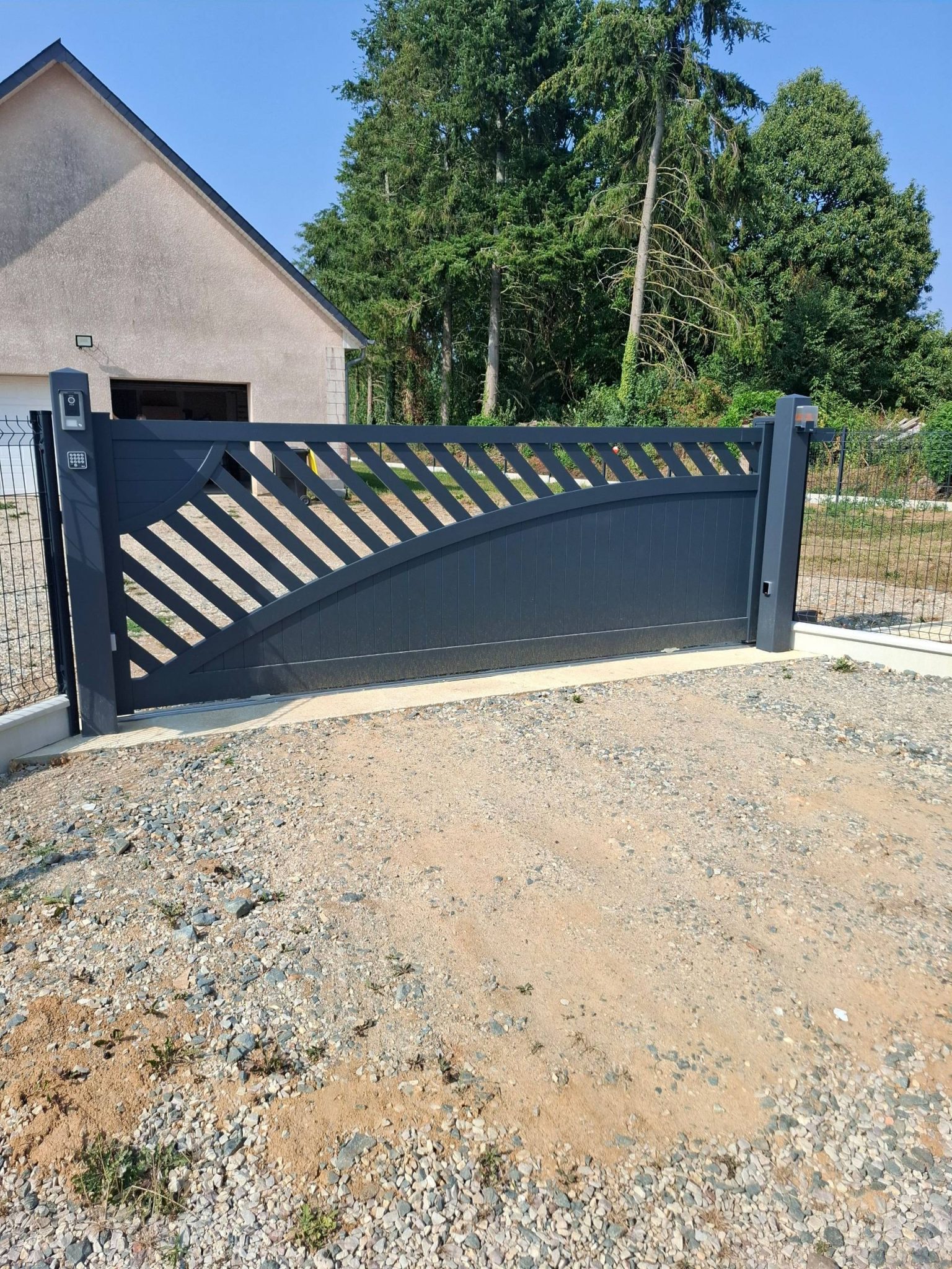 Vente de portail aluminium coulissant à Honfleur
