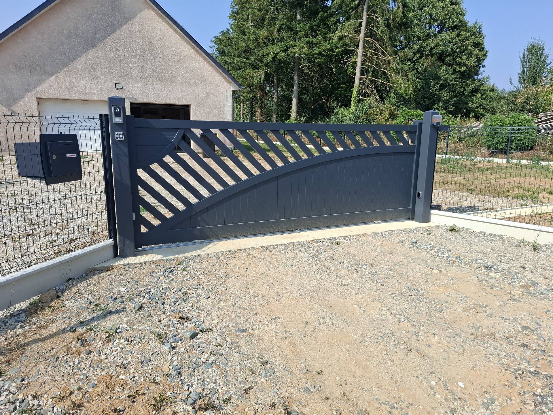 Vente de portail aluminium sur mesure à Caen