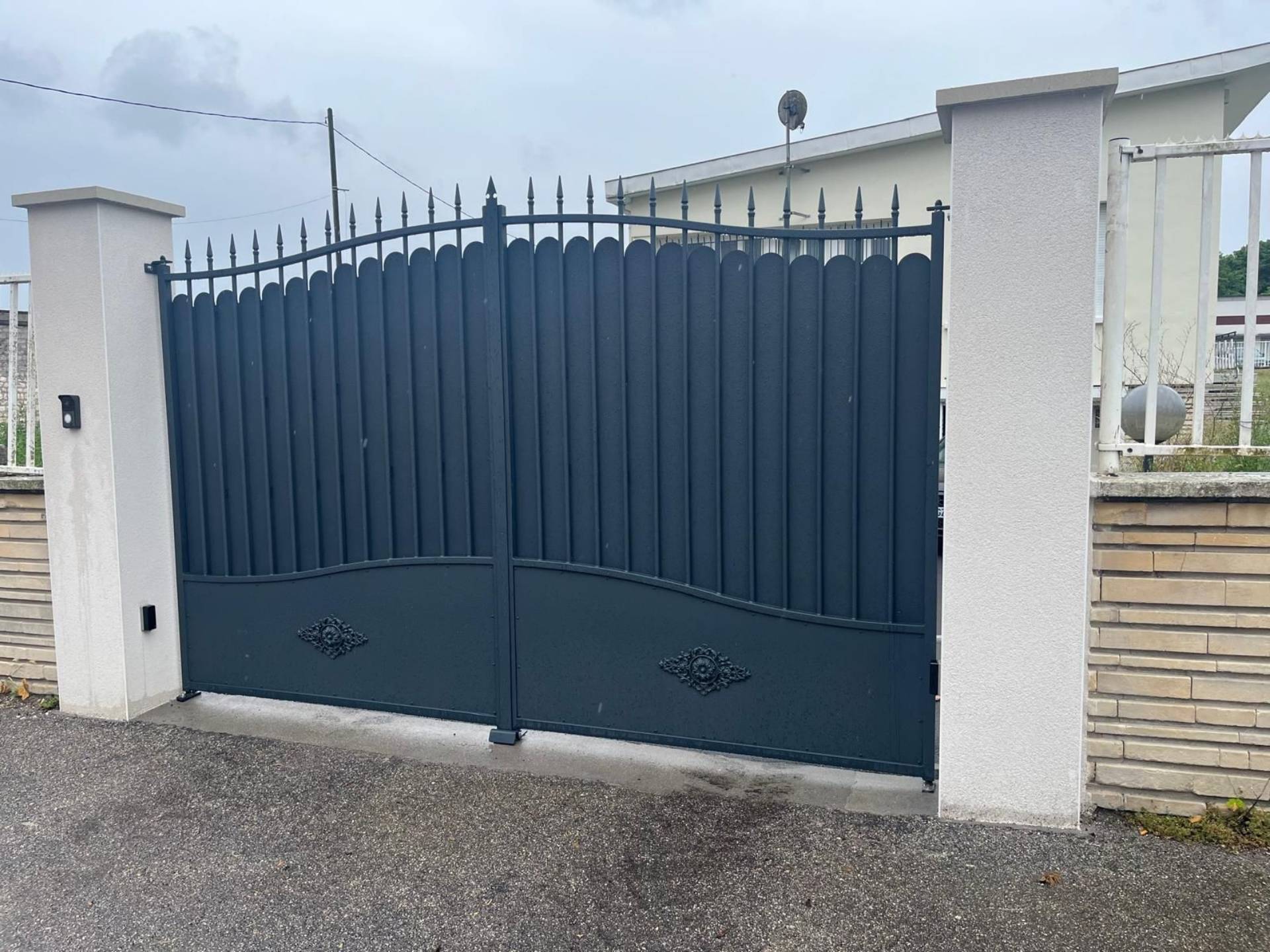 Vente de portail battant métallique à Mondeville